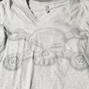Med skull tshirt